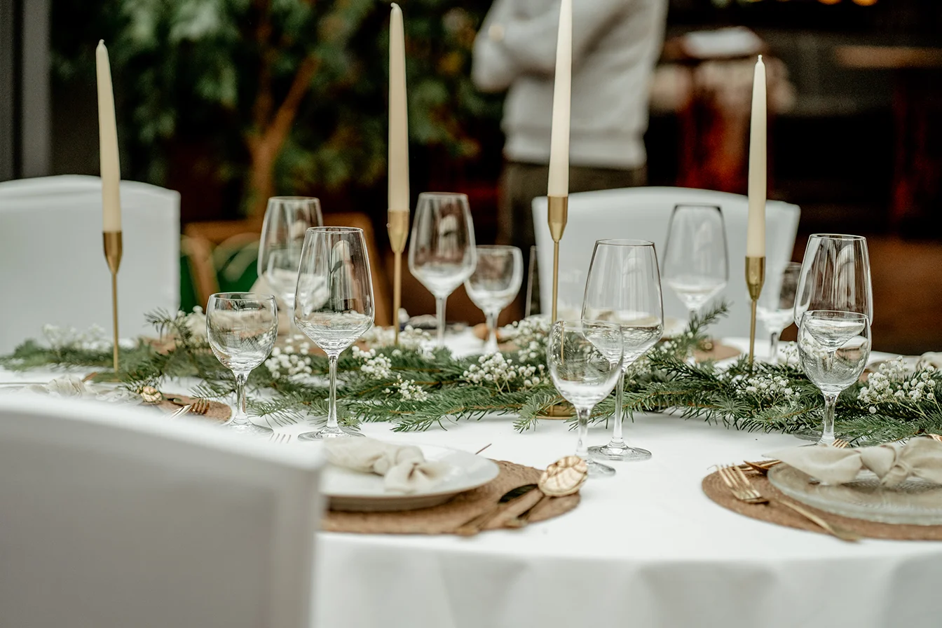 Isermann Buffet - Eine elegante Location in der Glashütte: Blick auf den Veranstaltungsraum mit stilvoll gedeckten Tischen und festlicher Dekoration.