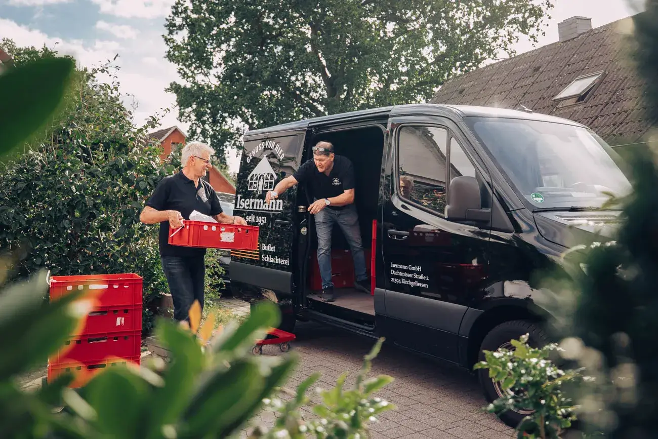 Isermann Buffet Mitarbeiter laden Gerichte zum Transport ein für 5-Sterne Catering in Lüneburg