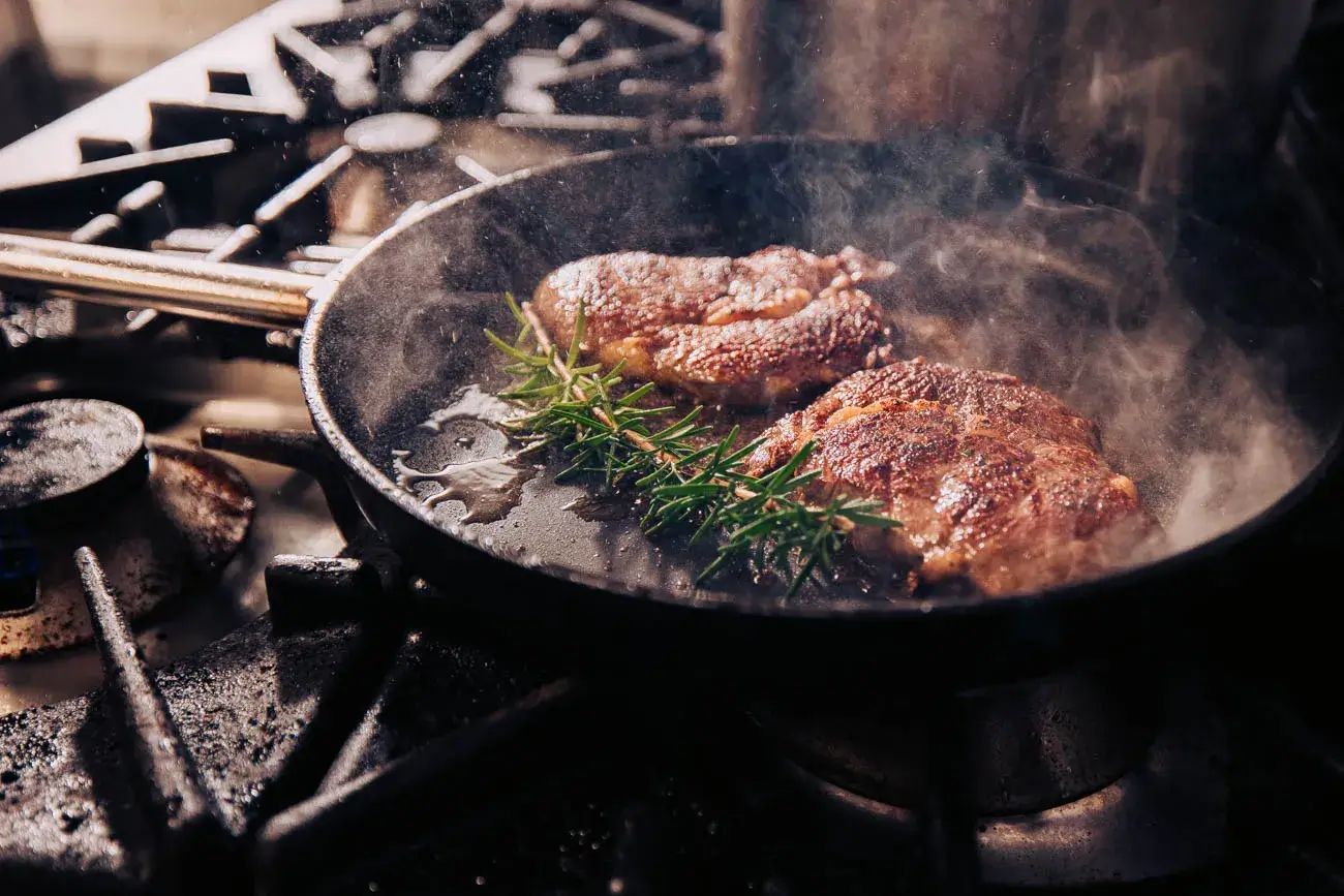 Isermann Buffet Pfanne mit Steaks frisch zubereitet für 5-Sterne Catering in Lüneburg