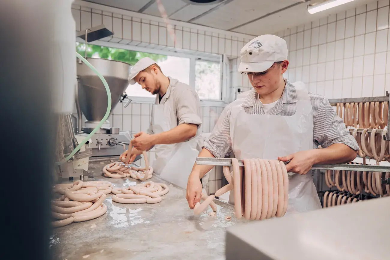 Isermann Buffet Mitarbeiter bereiten selbstgemachte Würste für 5-Sterne Catering in Lüneburg